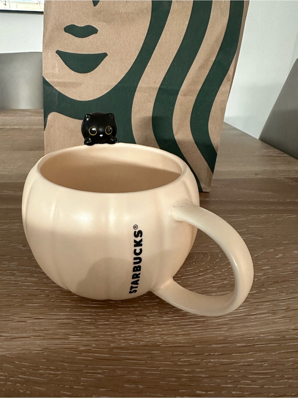 Rare Starbucks White Pumpkin-Shaped with Back Cat Ceramic Mug 🎃🐈⬛